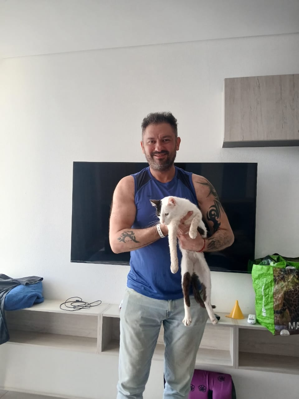 Orión vive con Juan y su esposa en Colombia.