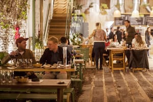 4 restaurantes con patios y jardines para comer al aire libre