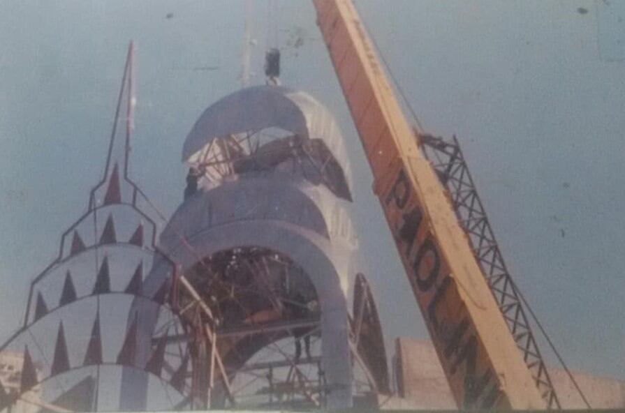 El café Manhattan expresaba el signo social y político que Buenos Aires vivía en los años 90, durante la época menemista