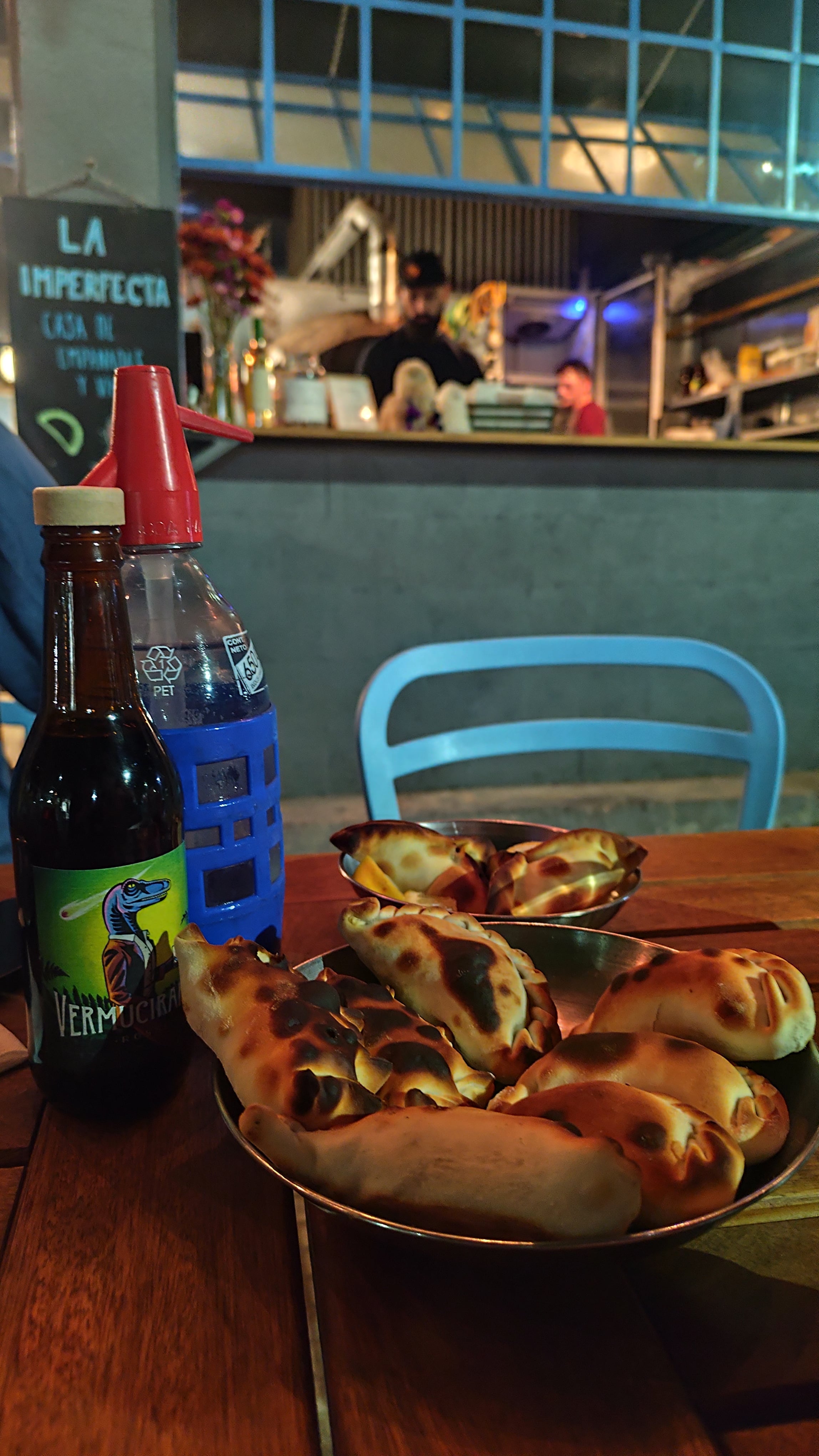 Cervezas salteñas, vermut Vermuciraptor y el infaltable sifón en las mesitas de la vereda