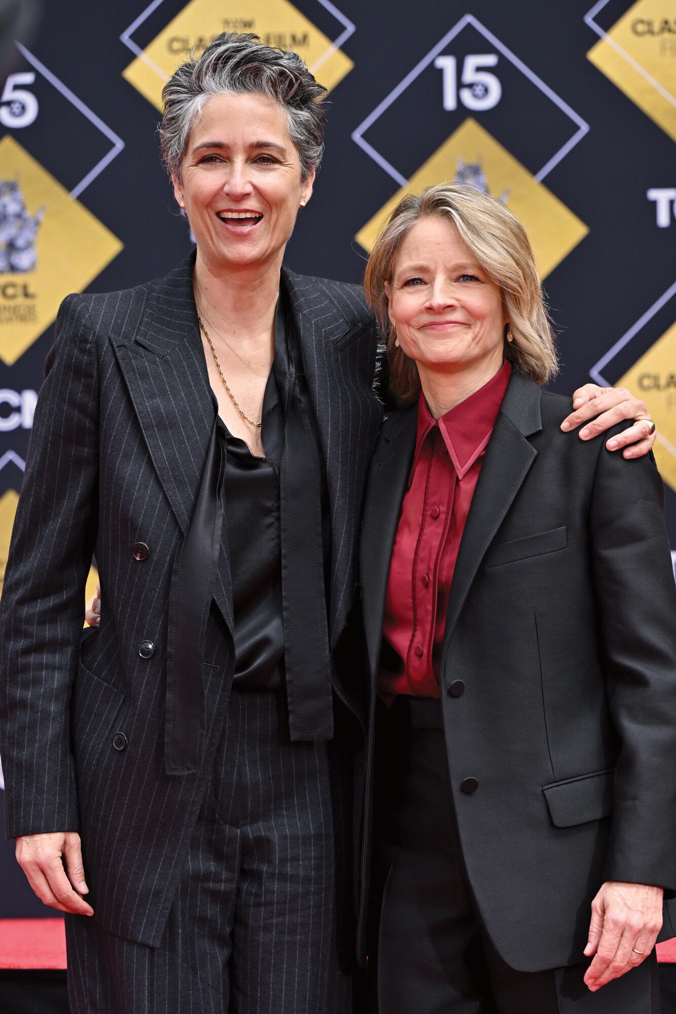 Foster, quien en la última entrega de los Oscar ganó su tercera estatuilla 
por su papel en la película Nyad, posa con su mujer, Alexandra Hedison.