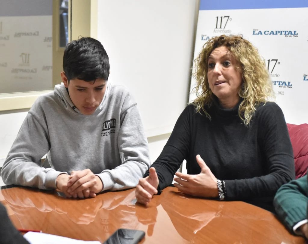 Lucas y su abogada (Foto La Capital)