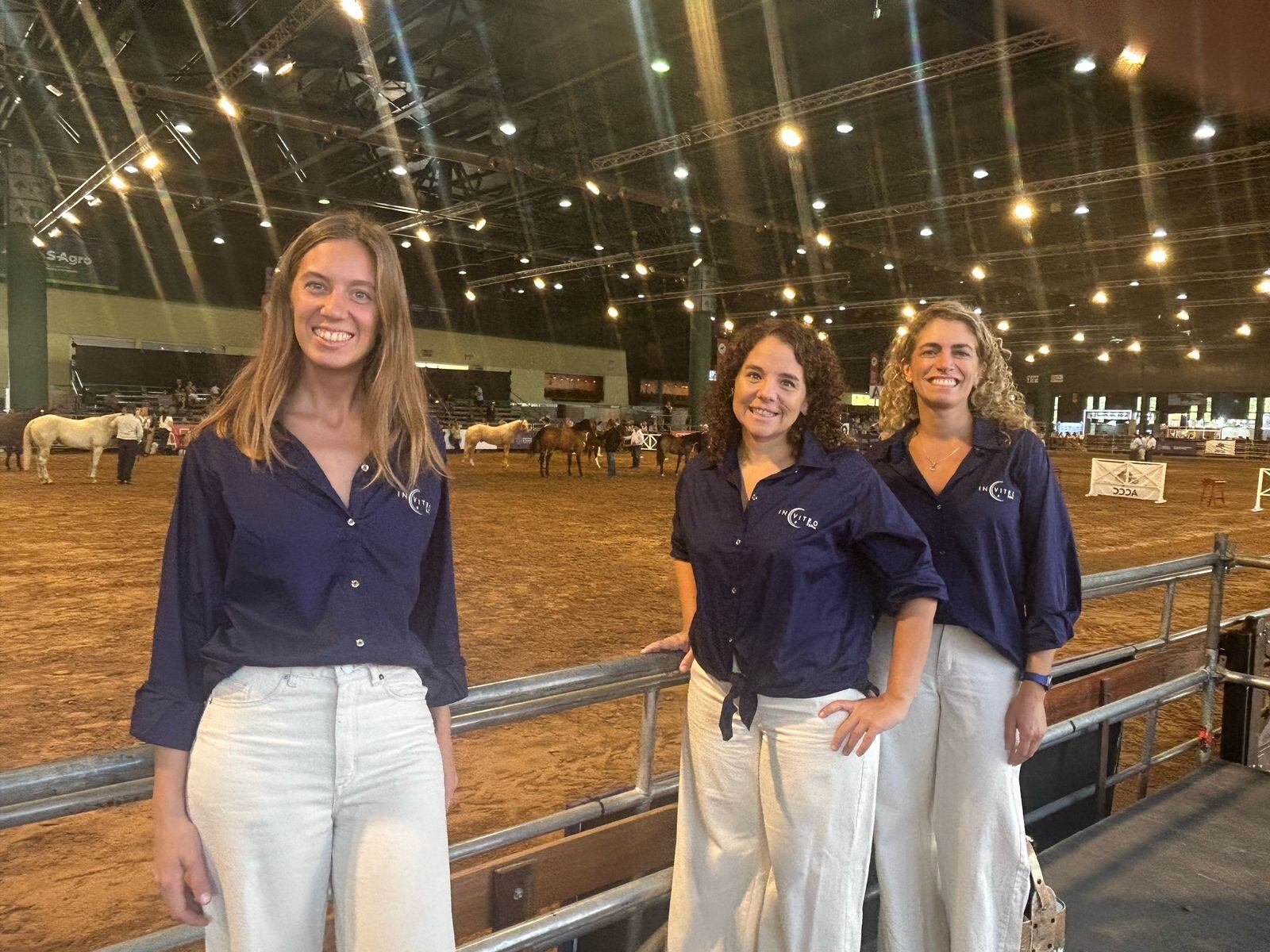 Las tres profesionales en la pista indoor de Nuestros Caballos