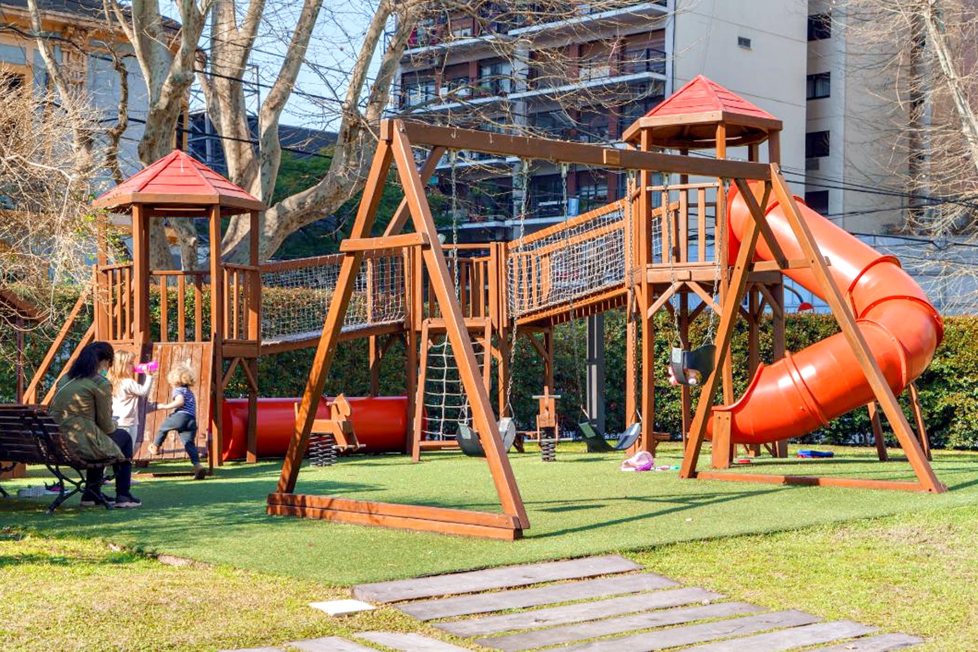 El espacio de juegos para niños se encuentra en el exterior del edificio