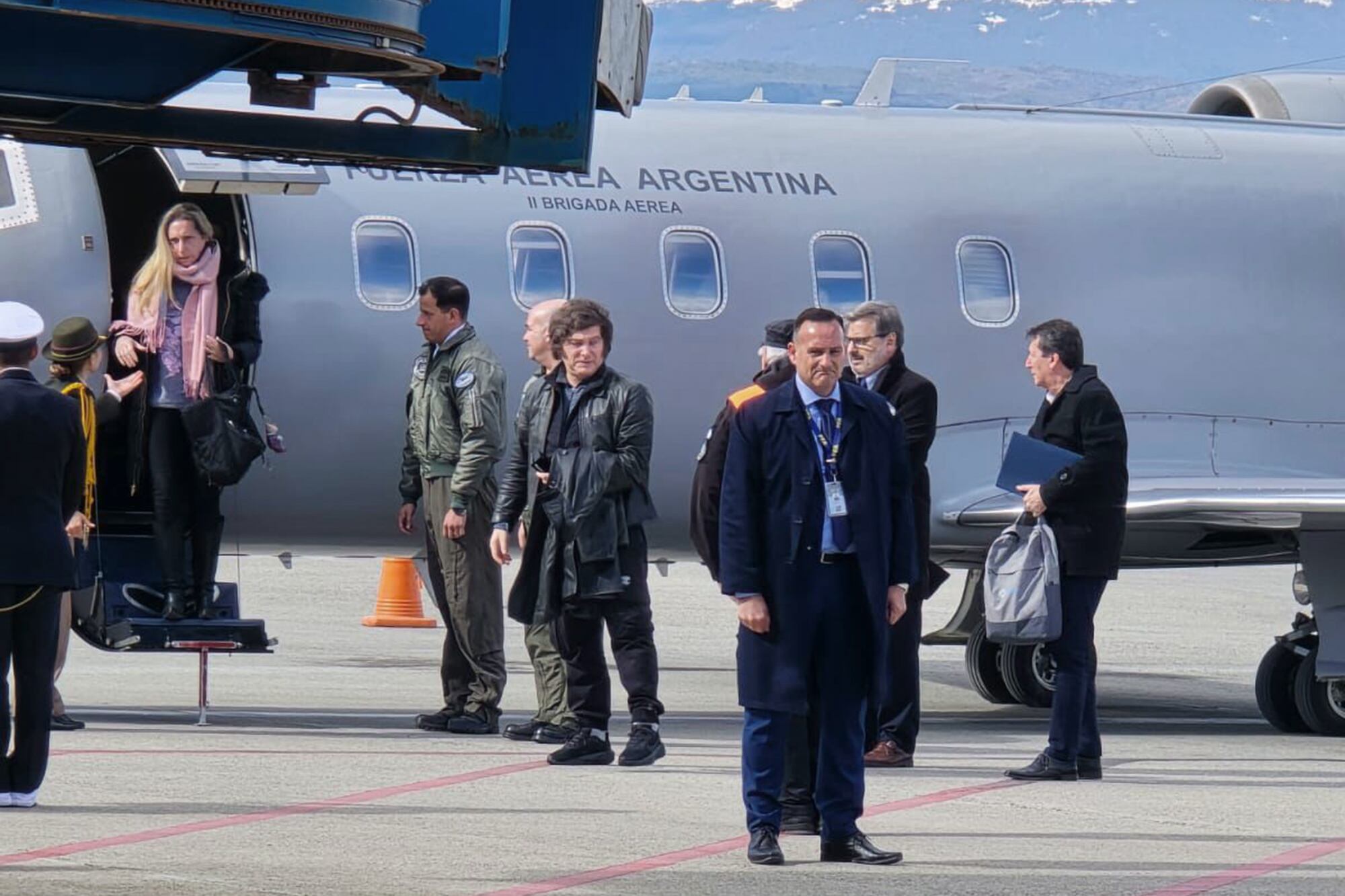 El presidente Javier Milei y su hermana Karina Milei en el aeropuerto de Ushuaia