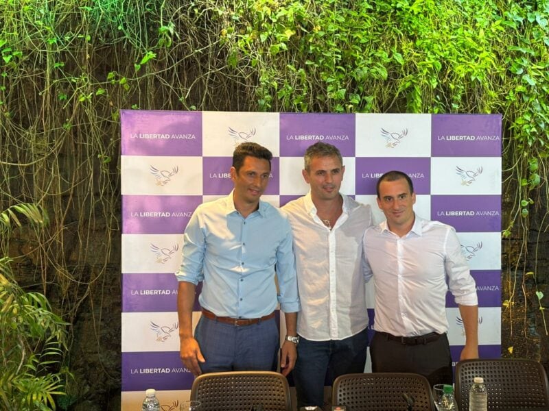 Martin Menem, el viernes de la semana pasada, junto a Adrián Nuñez y el segundo del vocero de Manuel Adorni, Javier Lanari, cuya familia vive en Misiones. A pesar de que fueron a invitar a todos a sumarse a LLA, al ser consultados sobre un tema sensible como la desregulación yerbatera, no dudaron: