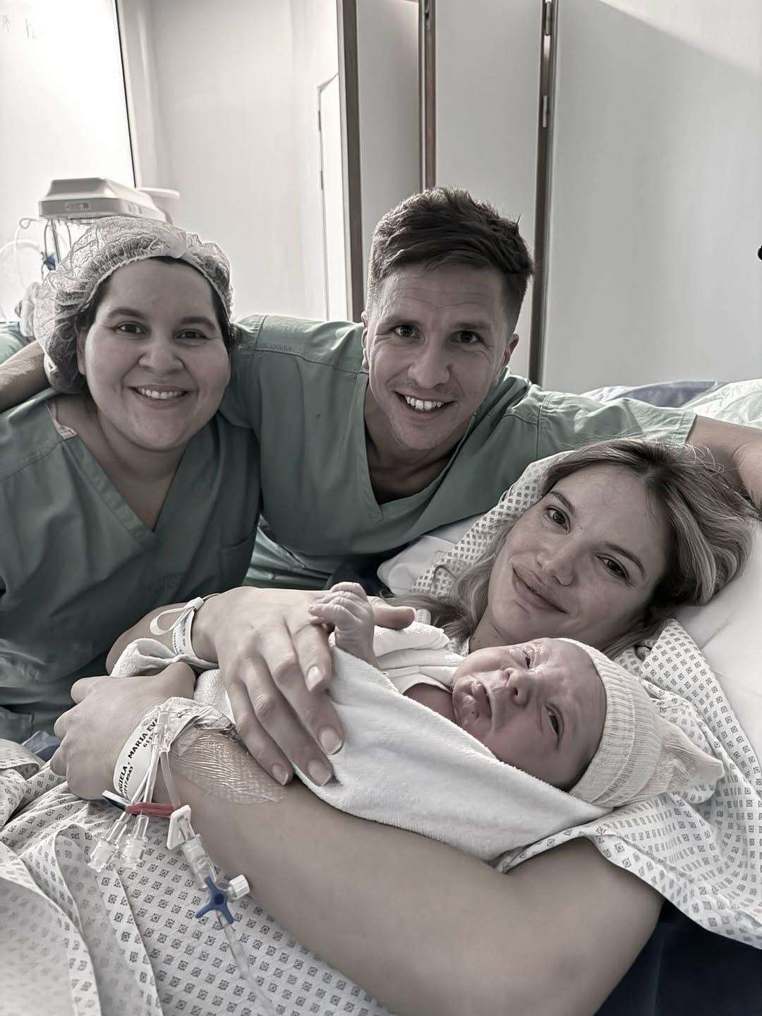 Bargiela luego de dar a luz con la partera y Gianluca