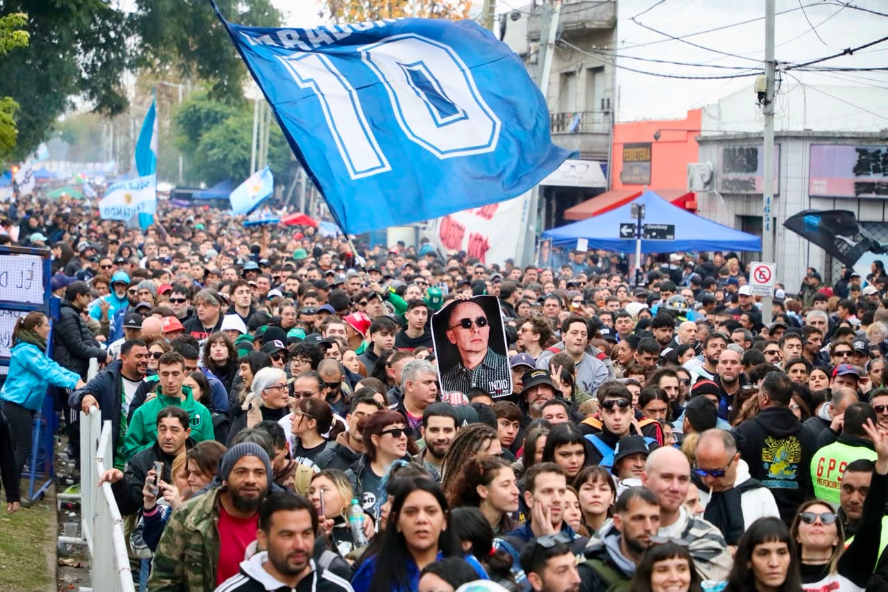 La procesión ricotera para despedir al Indio Solari en Avellaneda
