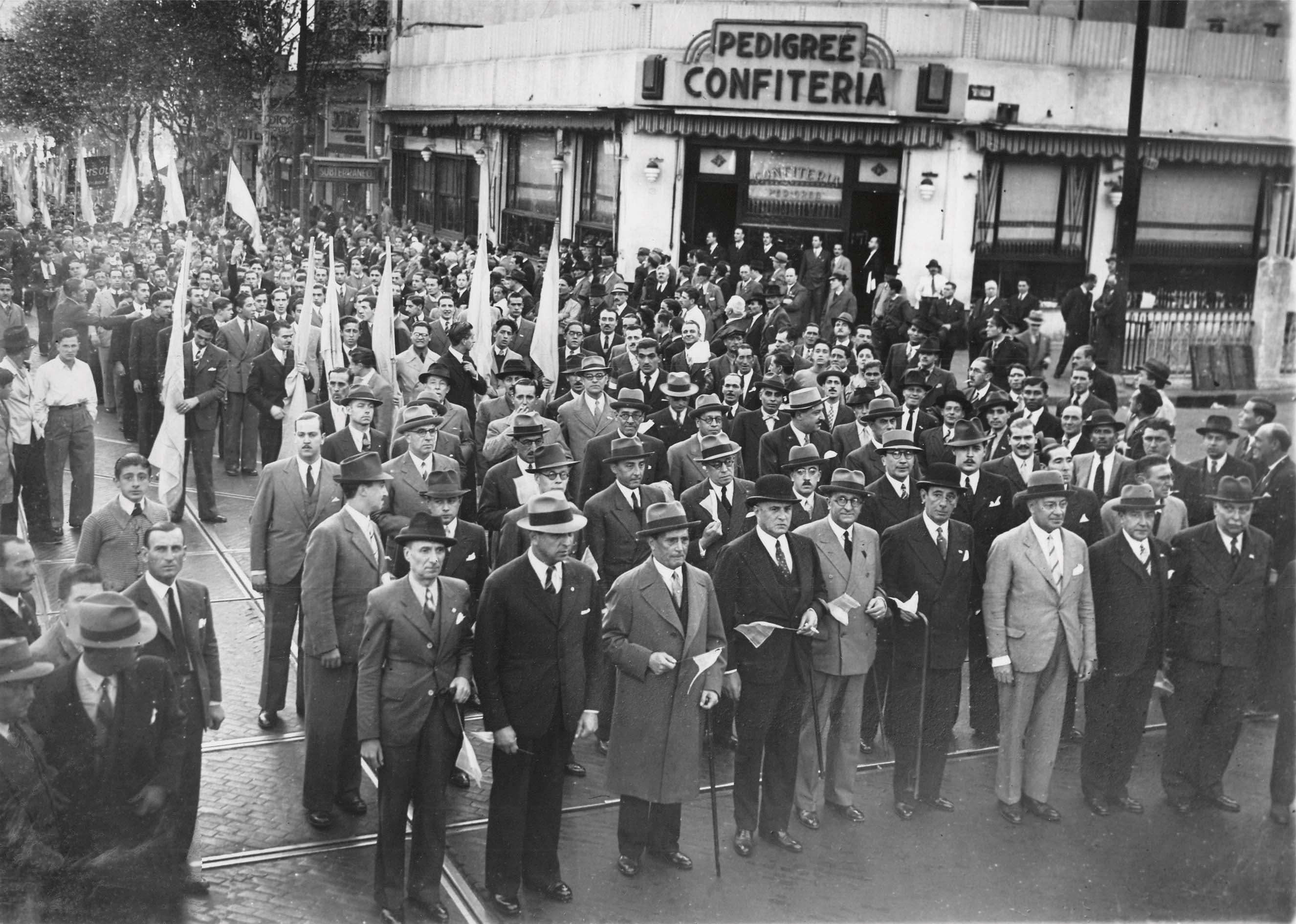 Manifestación de la Juventud Nacionalista en la esquina de la tradicional confitería Pedigree, en la esquina de Serrano. 1939.