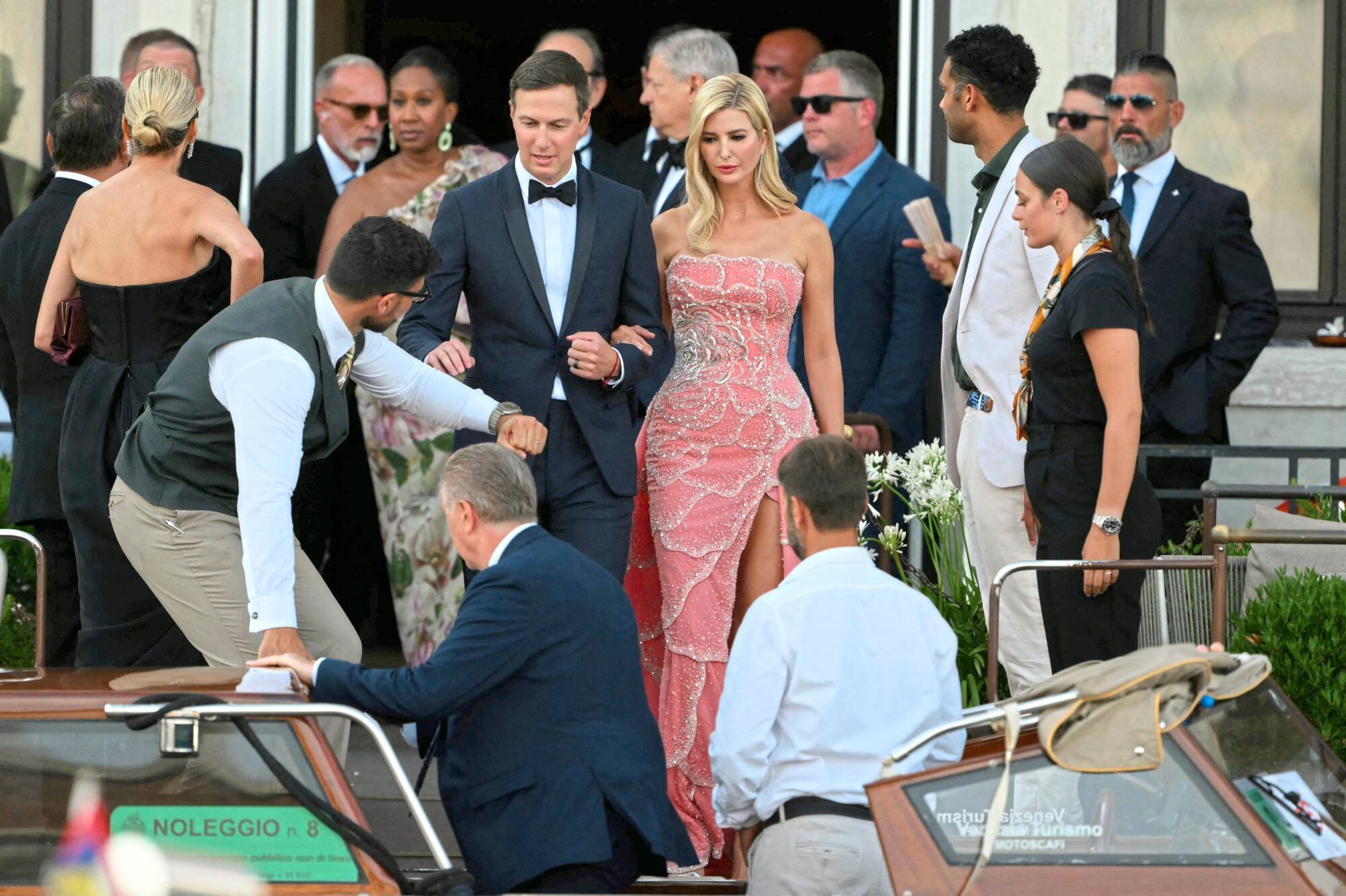 Ivanka Trump lució un llamativo vestido rosa bordado con piedras