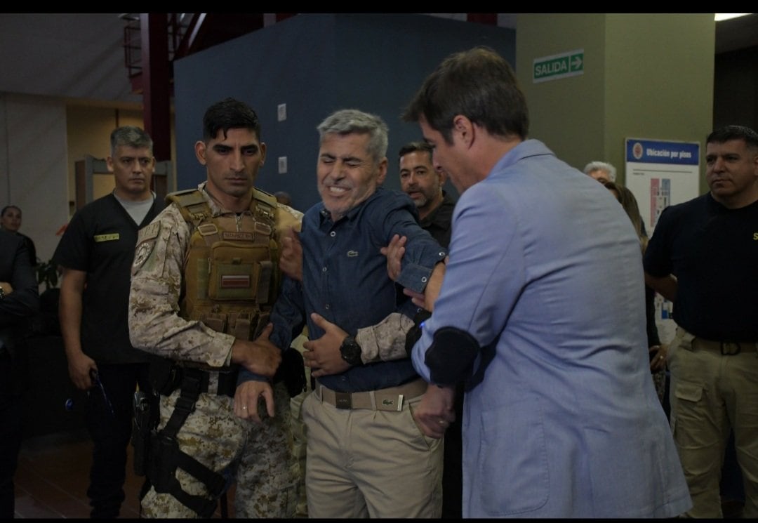 El ministro de Seguridad de Córdoba, Juan Pablo Quinteros, se sometió este lunes a una prueba en vivo de un guante eléctrico