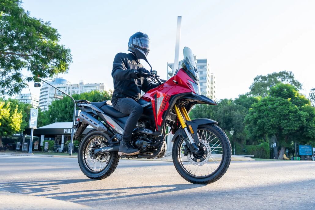 Llega una nueva marca de motos que, con una inversión y elogios al Gobierno, presentó cinco modelos