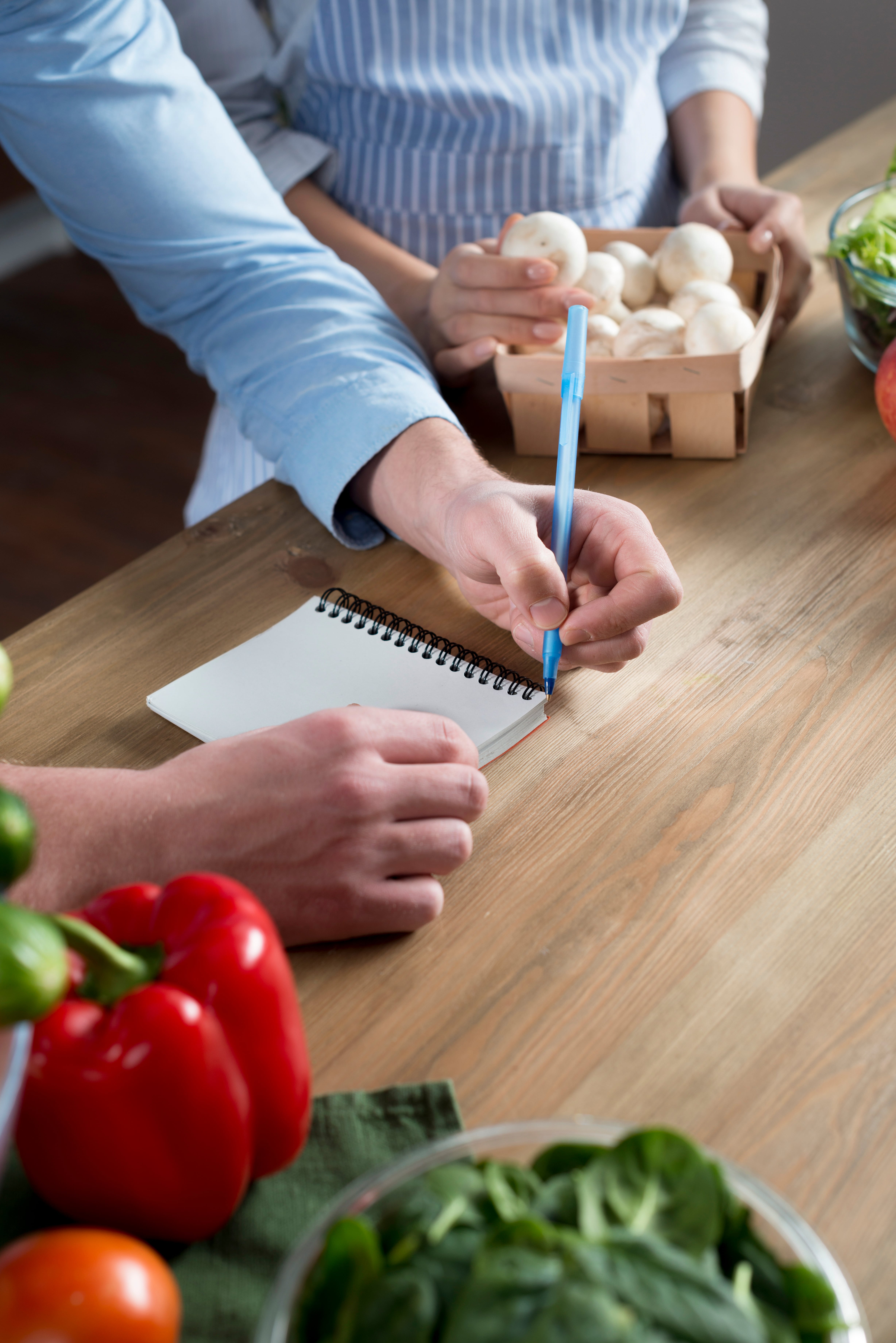 Qué dice la psicología sobre las personas que escriben la lista del supermercado en papel 7 Según especialistas, escribir a mano favorece la memoria y la concentración (Foto: Freepik)
