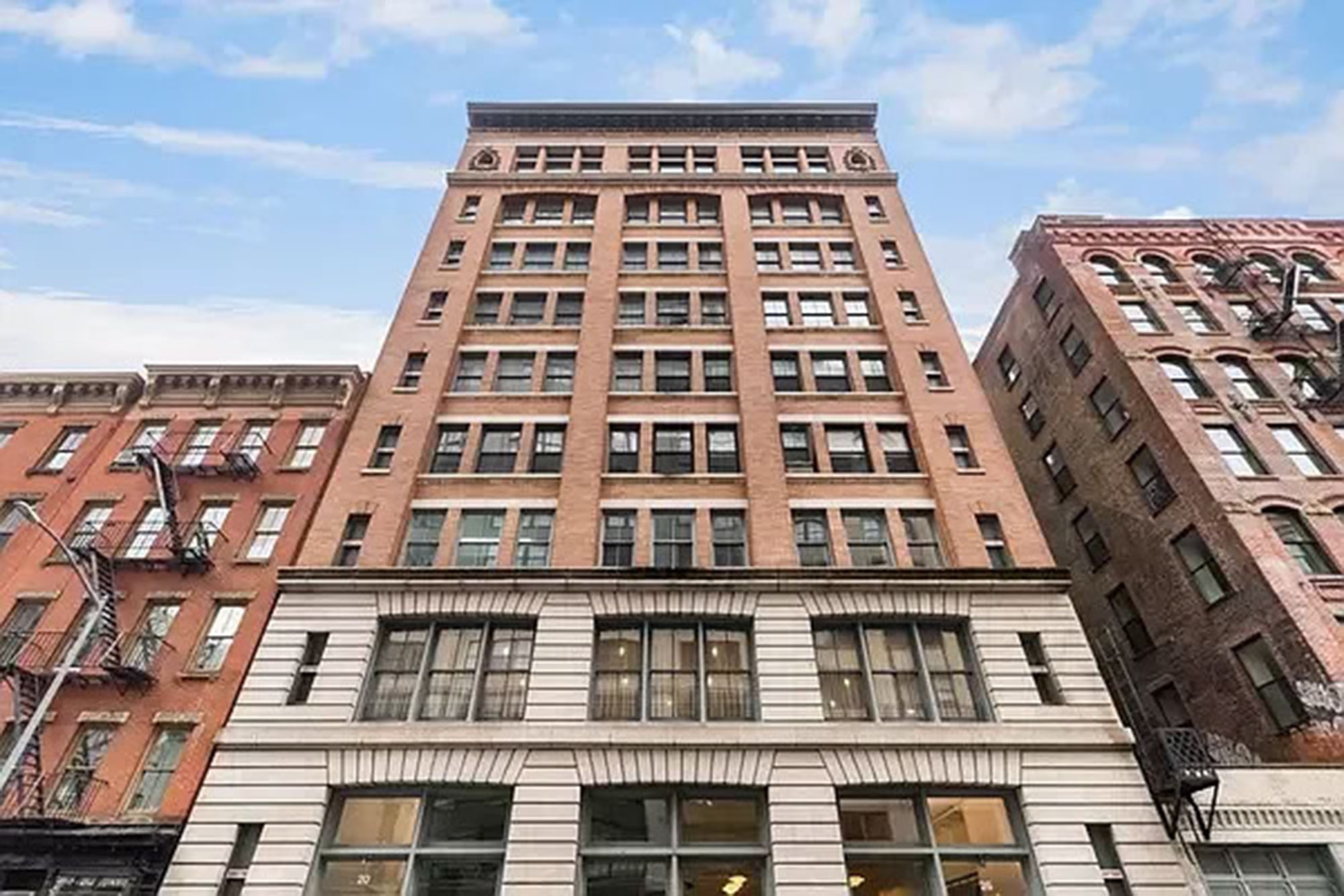 Este es el edificio en el que vivieron John F. Kennedy Jr. y Carolyn Bessette, en el último piso del número 20 de North Moore Street