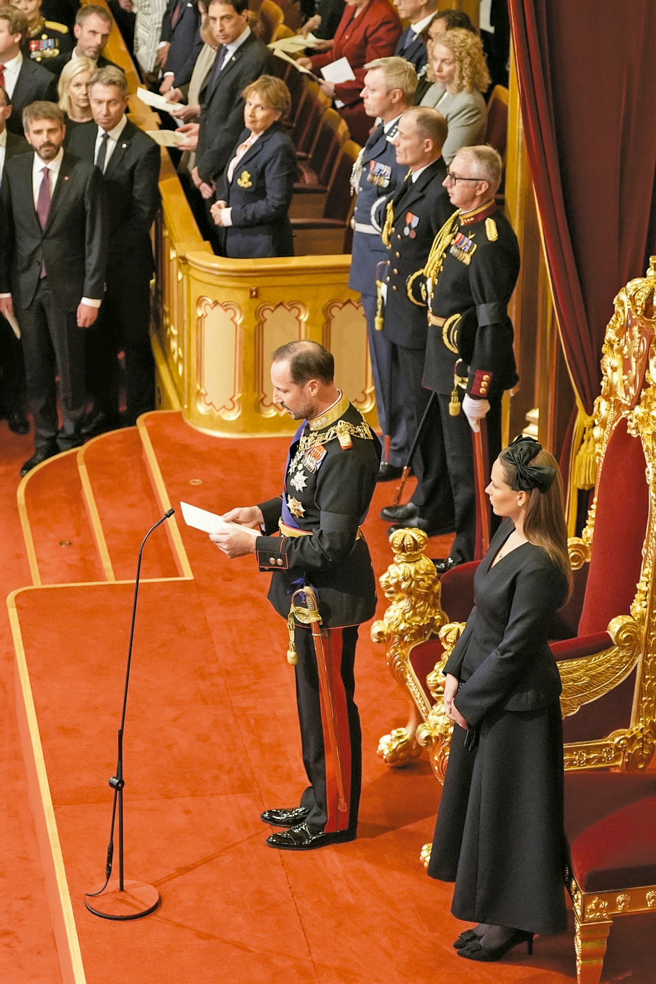 La heredera del trono, en el momento en el cual su padre, el rey Haakon, pronuncia el tradicional discurso que los Reyes dan en el Parlamento noruego y en el cual se informa sobre el estado del reino y se esbozan los retos para el año venidero
