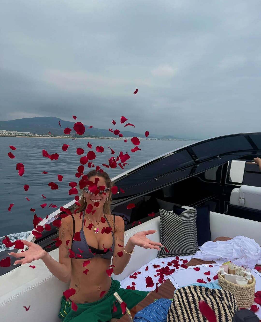 Tini Stoessel volvió a mostrarse entre pétalos de rosas tras la cena romántica en la playa que despertó rumores de compromiso