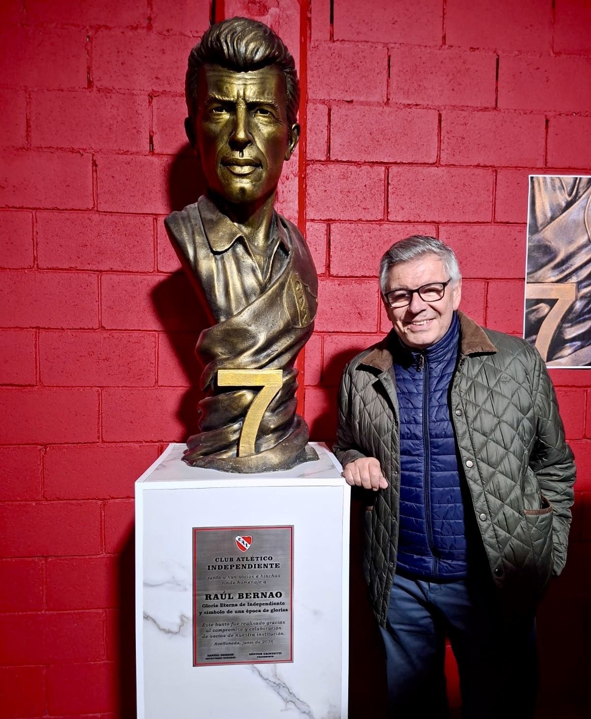 Fernando Tornello, fan del Rojo, en el homenaje a su ídolo futbolístico: Raúl Bernao