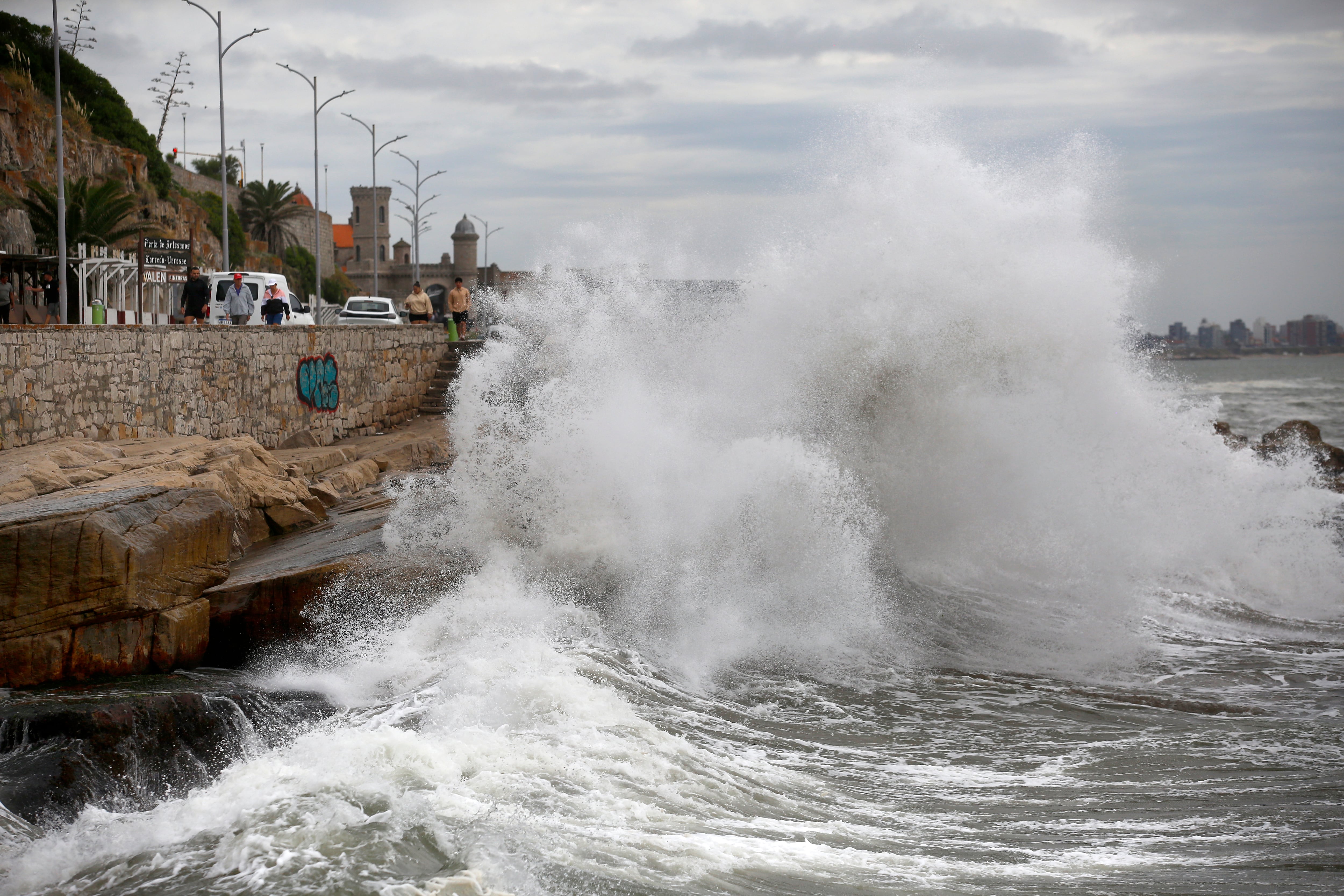 Fuerte crecida del Mar por el movimiento sísmico que se sintió hoy en Mar del Plata y Miramar
