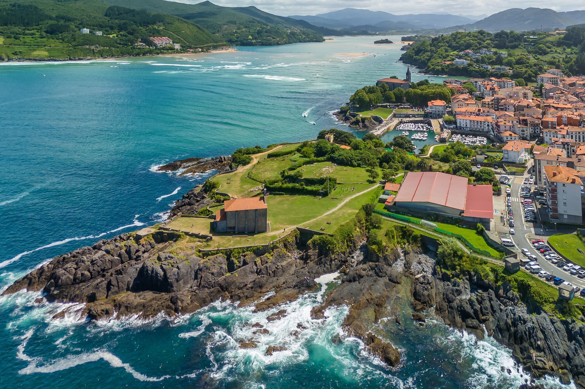 Toma aérea de Mundaka, un pintoresco pueblo pesquero situado en el mar Cantábrico, en Vizcaya, País Vasco, norte de España