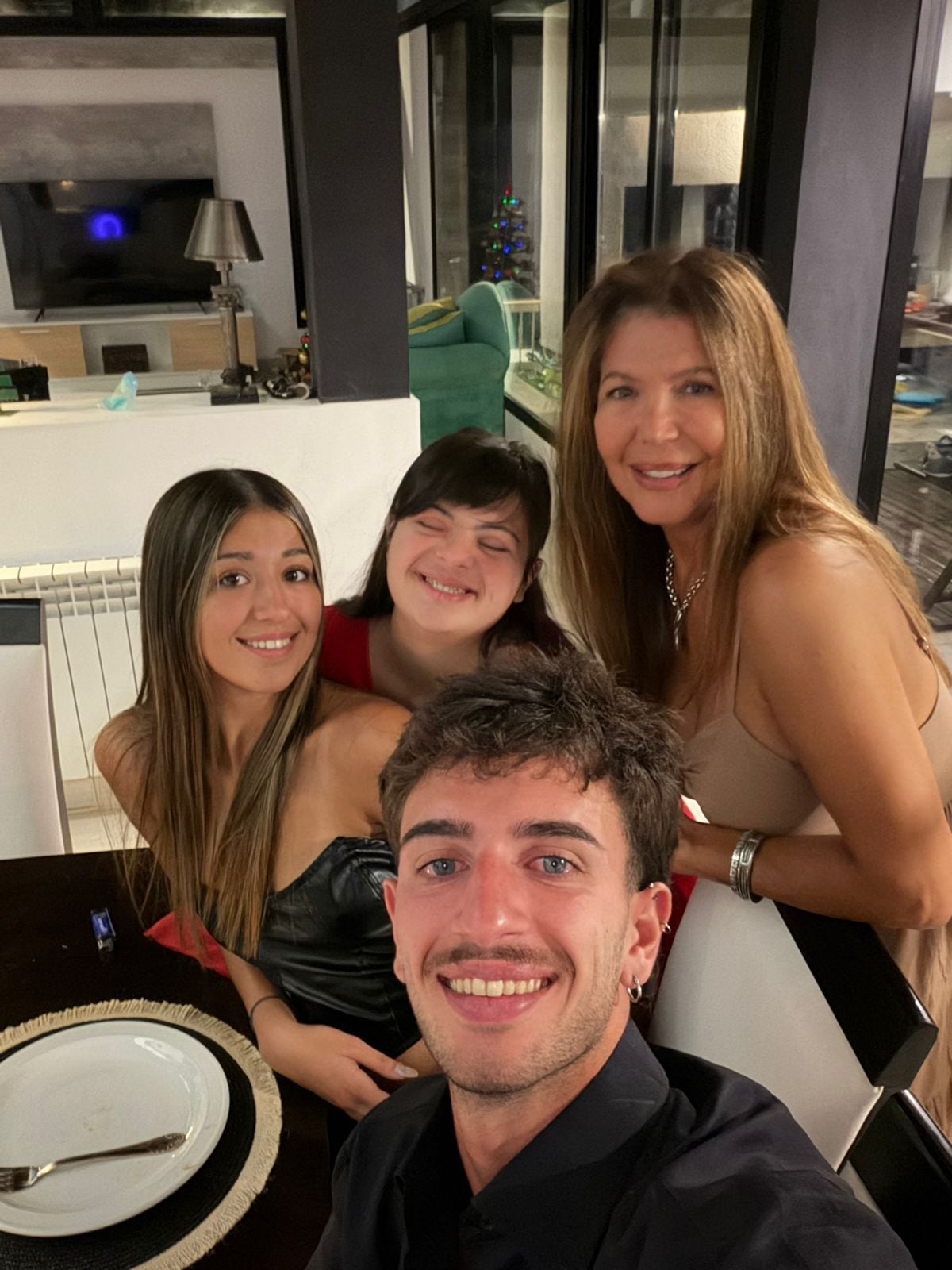 Junto a sus tres hijos