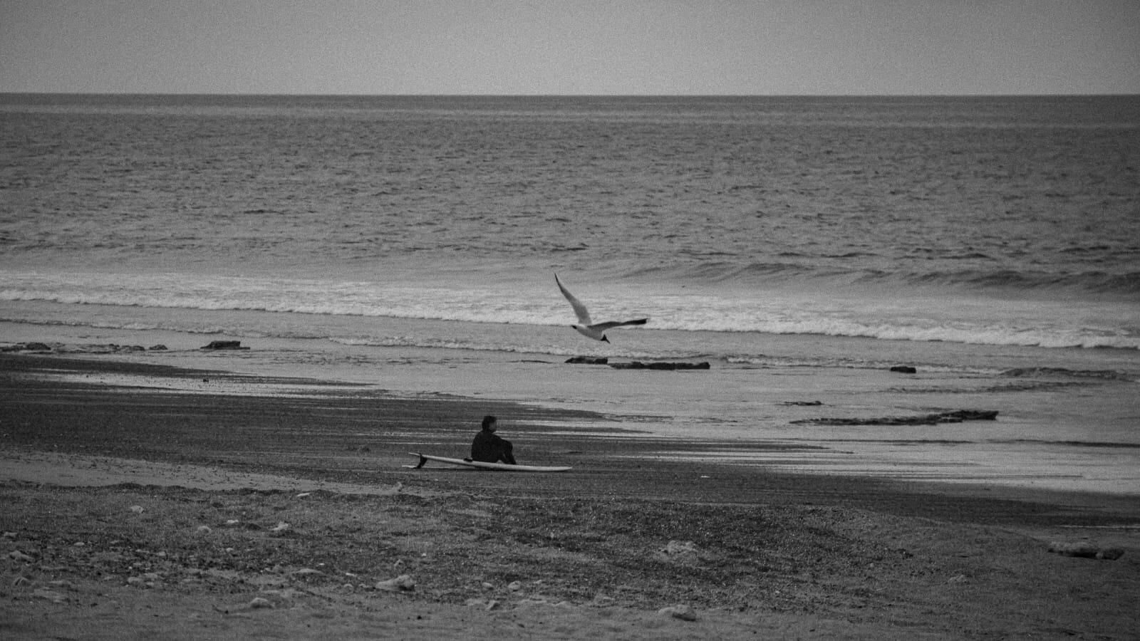 Arenas Verdes sigue siendo un balneario sin estridencias. Un pueblo mínimo frente al mar. Un paisaje que parece natural, pero guarda la memoria de quienes lo hicieron posible con las manos