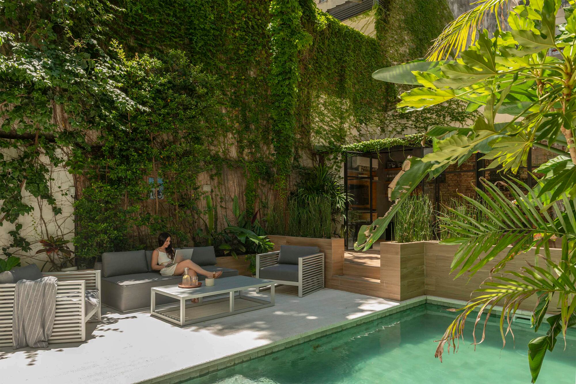 Se sumó un living exterior (Pampa Living) en la zona de la pileta.