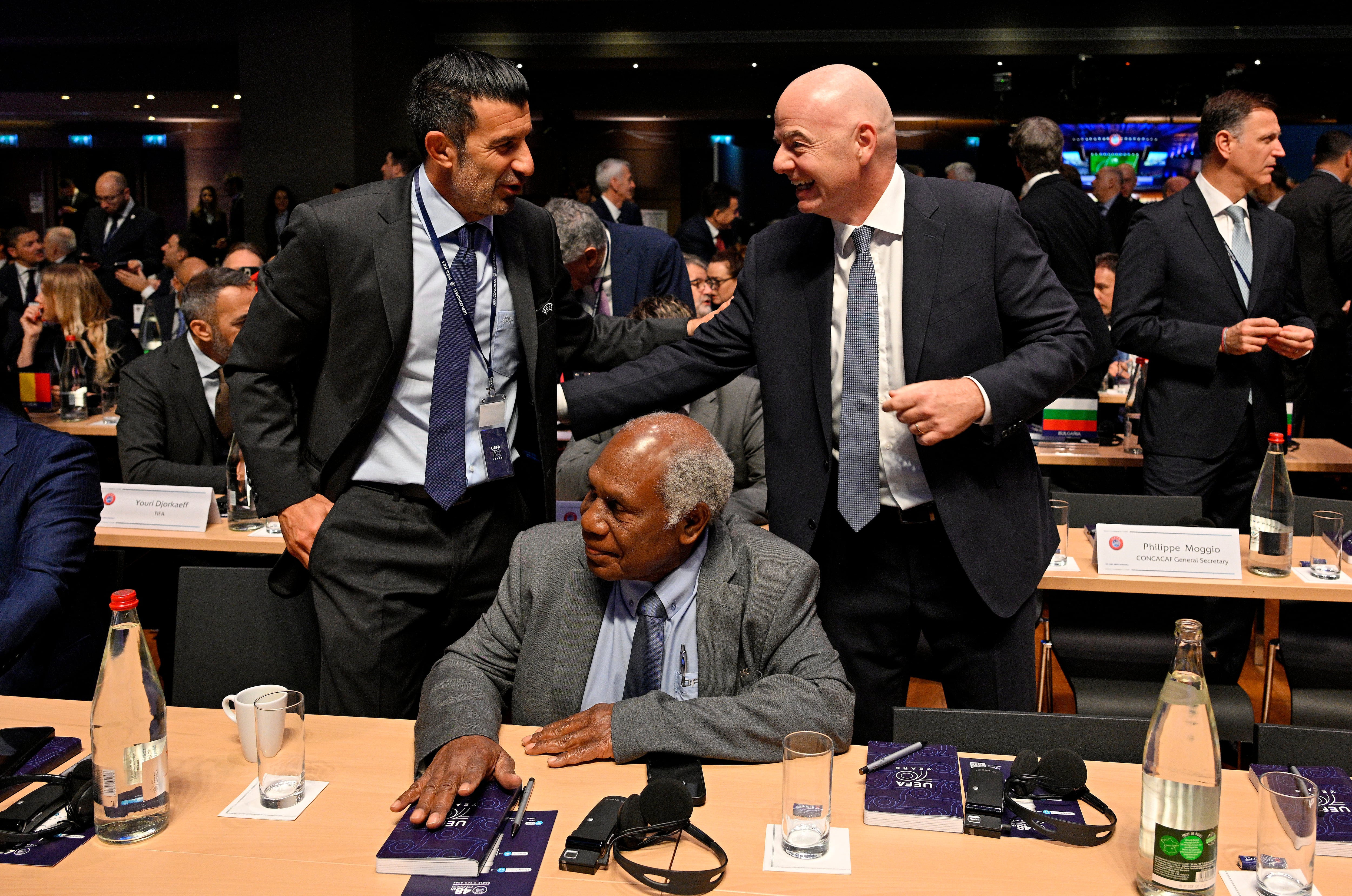 Otros tiempos: el saludo afectuoso entre el portugués Luis Figo y Gianni Infantino, presidente de la FIFA