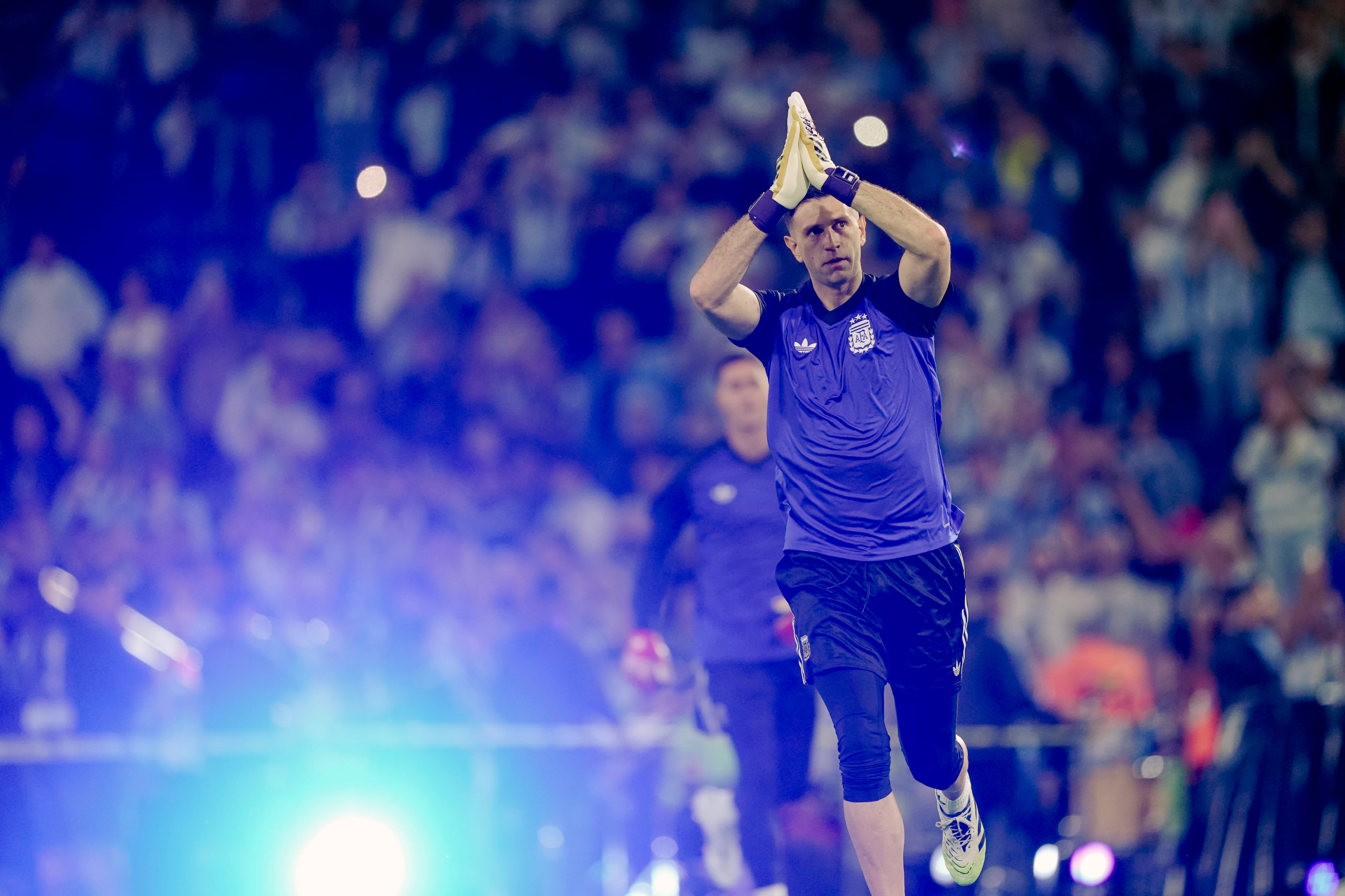 Emiliano Martínez encabeza la entrada en calor de los arqueros, mientras baja una ovación de las tribunas