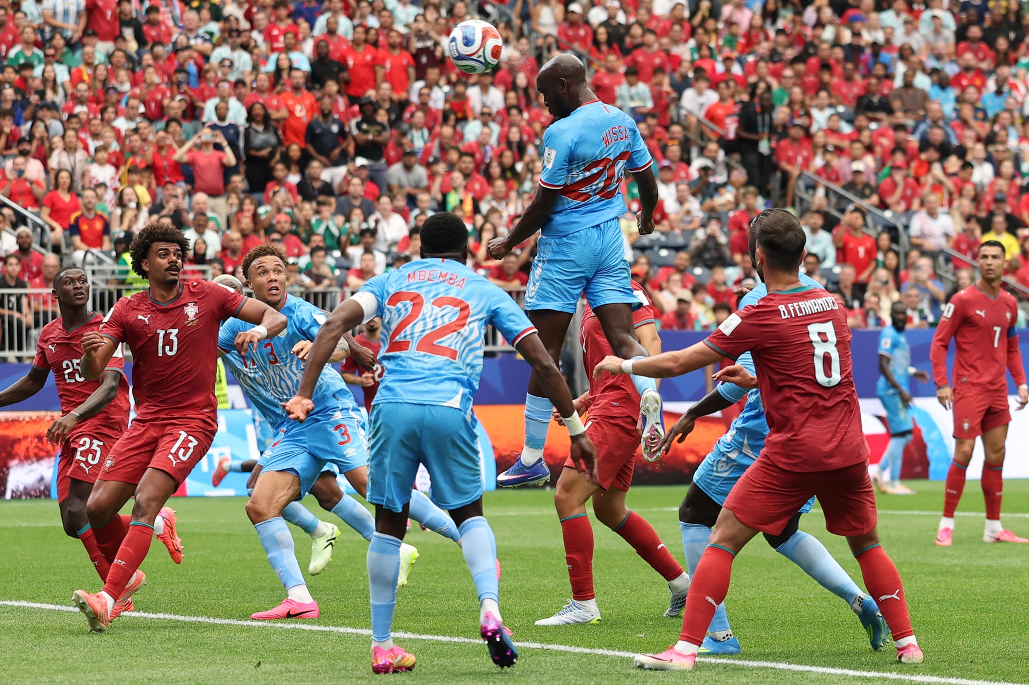 Yoane Wissa, de sufrir un ataque con ácido en los ojos a anotar un gol para Congo ante Portugal en el Mundial