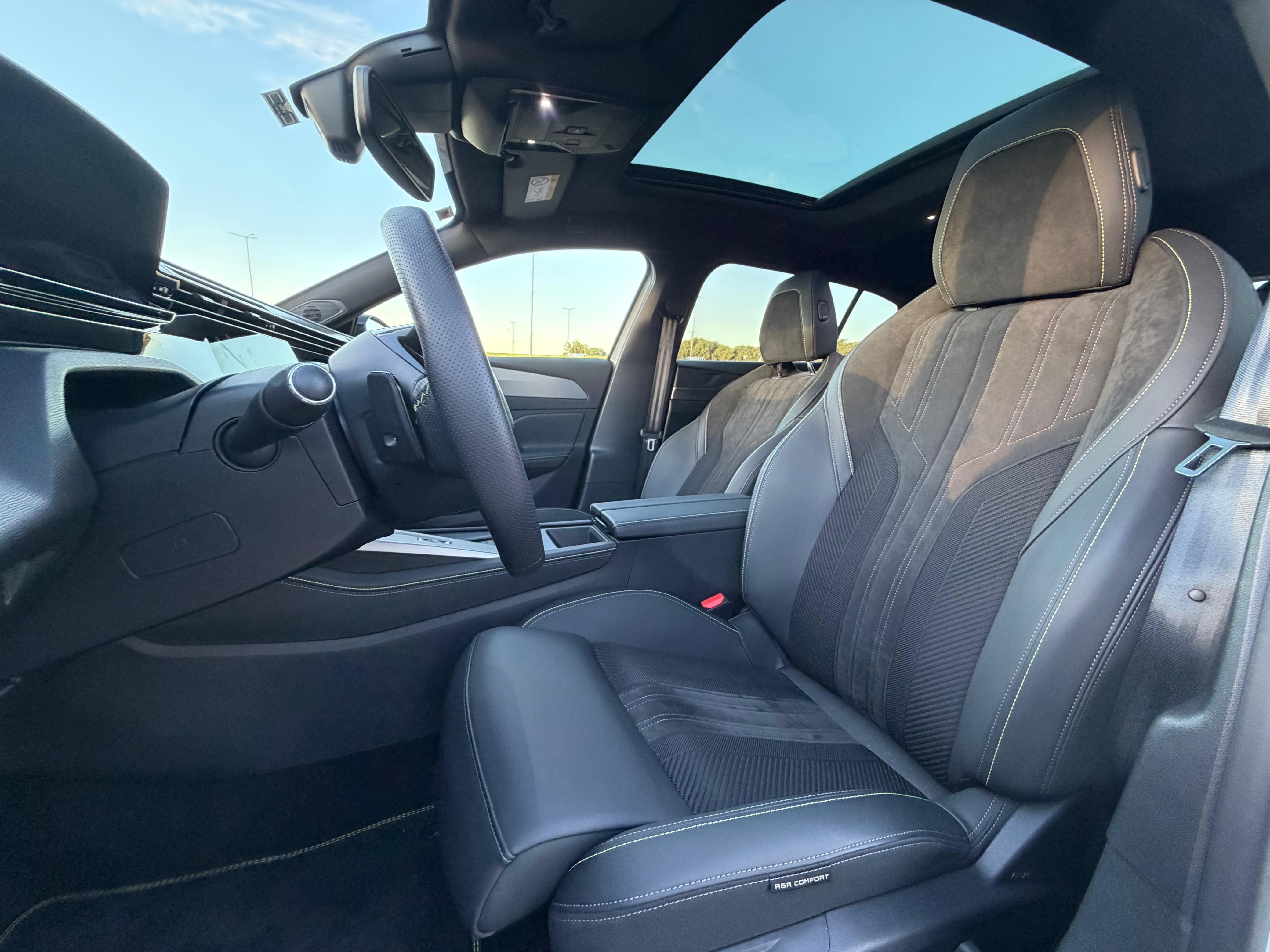 El interior cuenta con un techo con apertura eléctrica