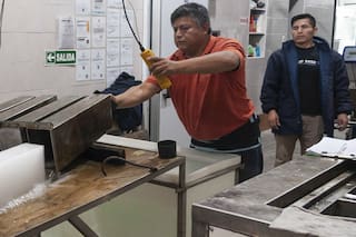 Una vieja fábrica sigue produciendo barras de hielo en el corazón de Floresta