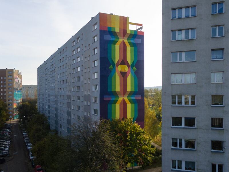 En el caso del mural que Petroni pintó en Gdansk, Polonia, se adaptó al pedido de los vecinos que rechazaron el violeta oscuro que había elegido: “La mitad del año es de noche, hace menos 30 grados