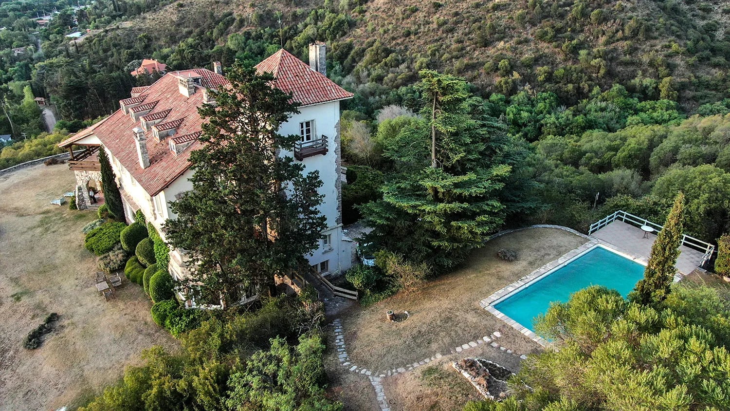 Venden por US$3,1 millones un histórico castillo en las sierras de Córdoba con 16 habitaciones y casi 10 hectáreas