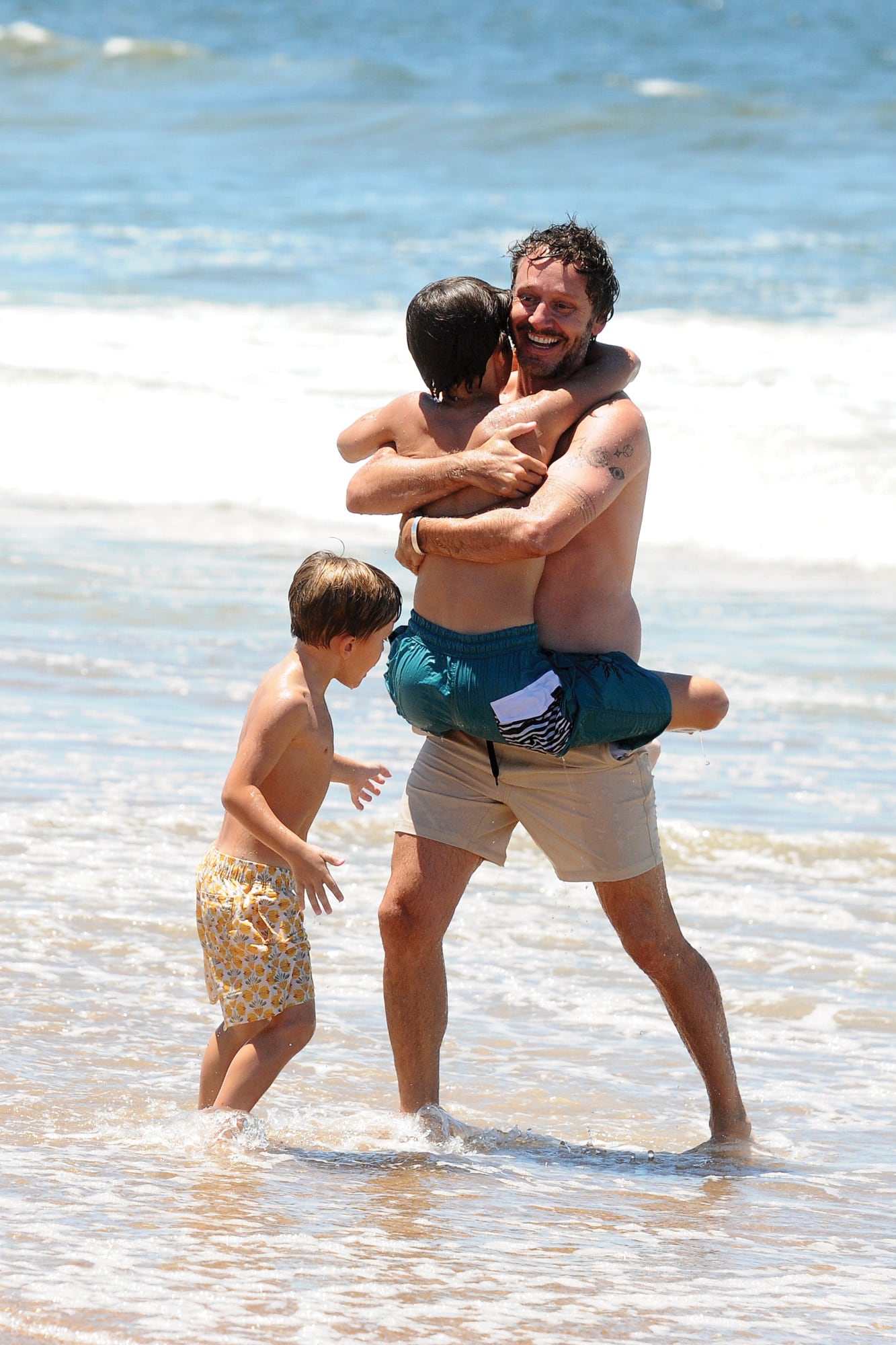 Mimos y abrazos en una imagen tierna de Benja y sus hijos