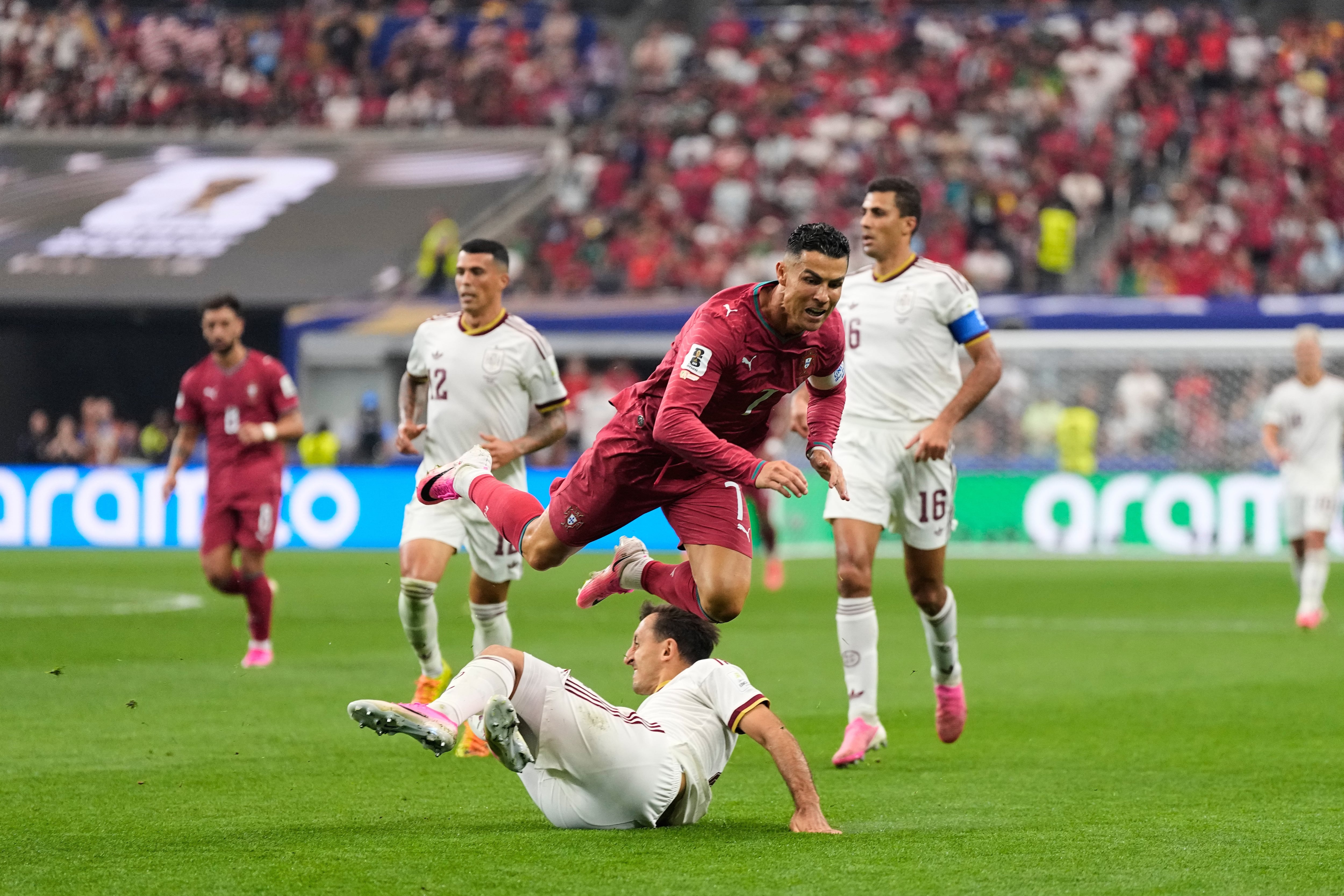 Cristiano Ronaldo vuela ante una entrada de Oyarzabal