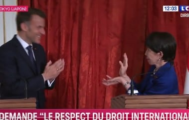 Macron y la primera ministra de Japón hicieron un icónico gesto de Dragon Ball