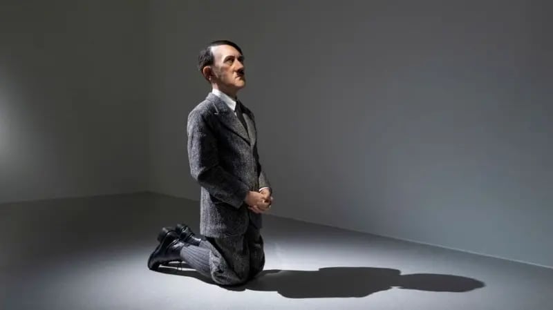Entre las obras más provocadoras de Cattelan figura