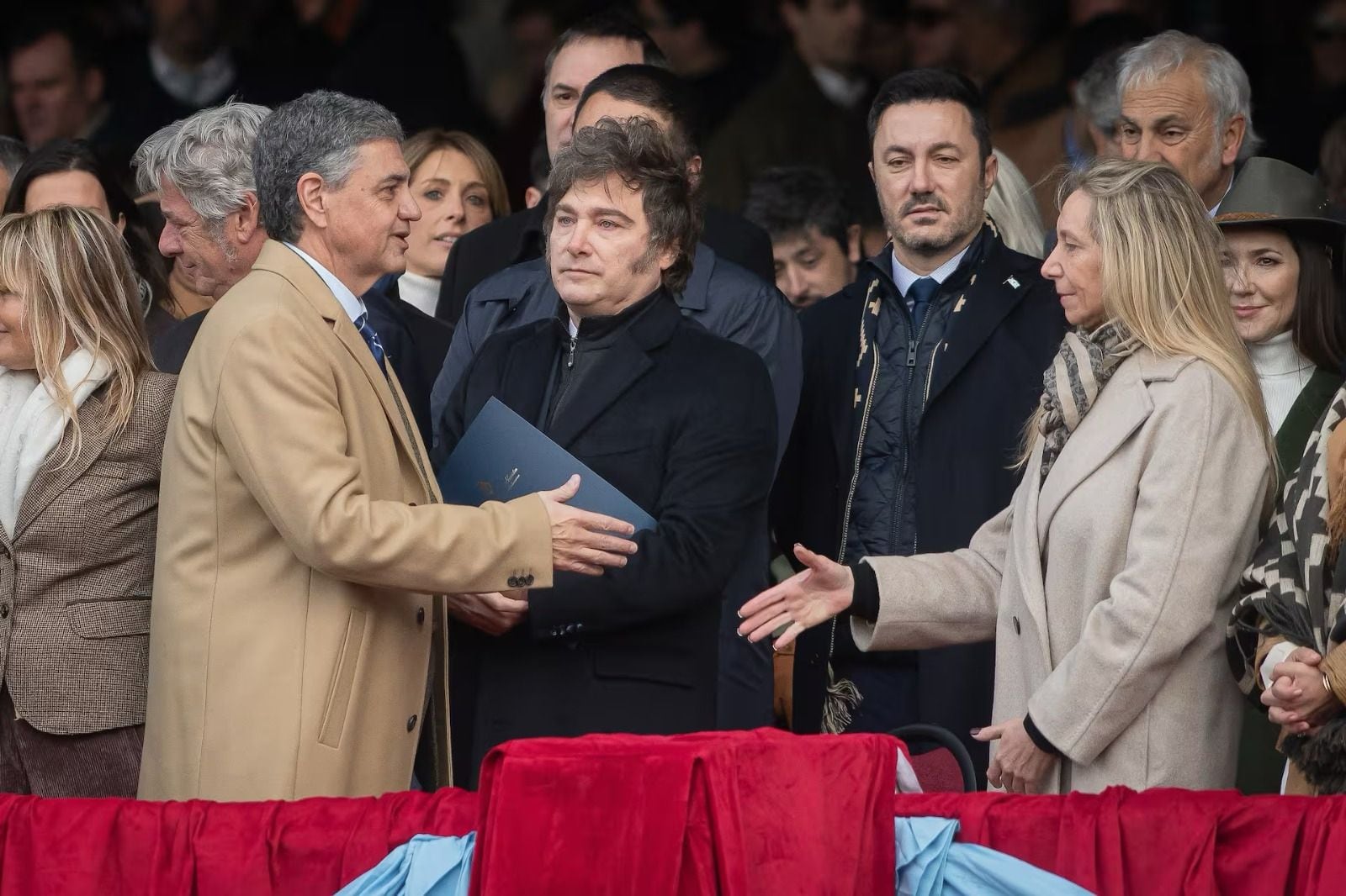 Jorge Macri le da la mano a Karina Milei, después de que el Presidente le negara el saludo