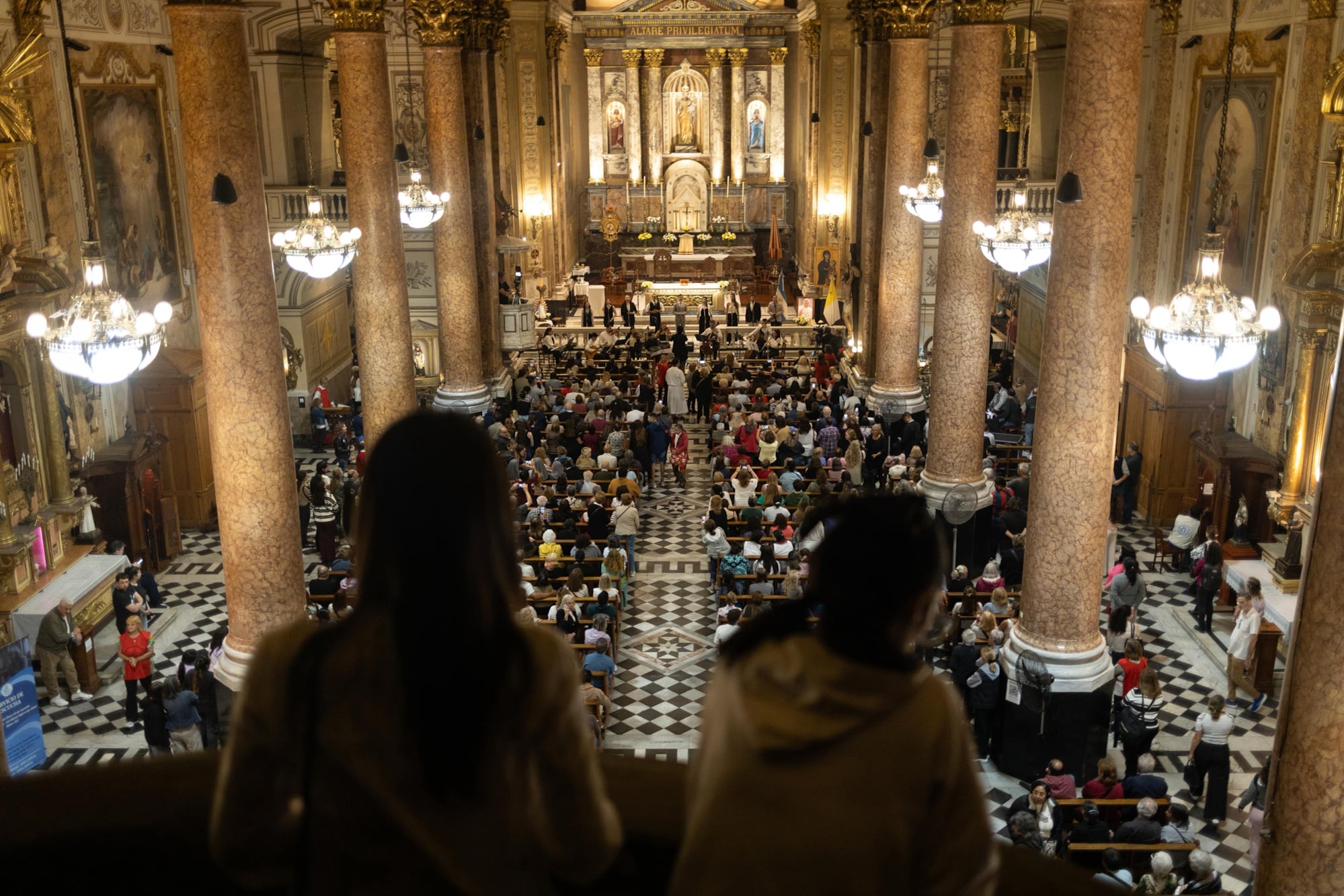 A un año de su muerte: cientos de personas se reúnen en homenaje al papa Francisco en la basílica donde nació su vocación