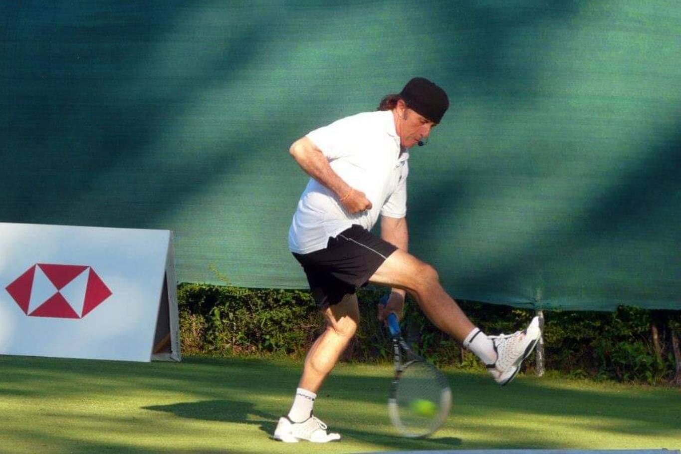 Guillermo Vilas ensayando la jugada durante un entrenamiento en el Hurlingham Club en 2012