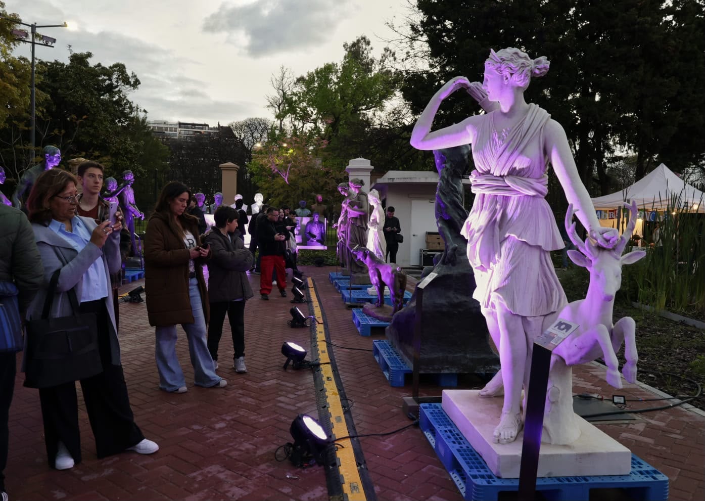 Más de 7000 visitantes recorrieron el “hospital de las estatuas” porteño, que celebró 70 años en una noche especial