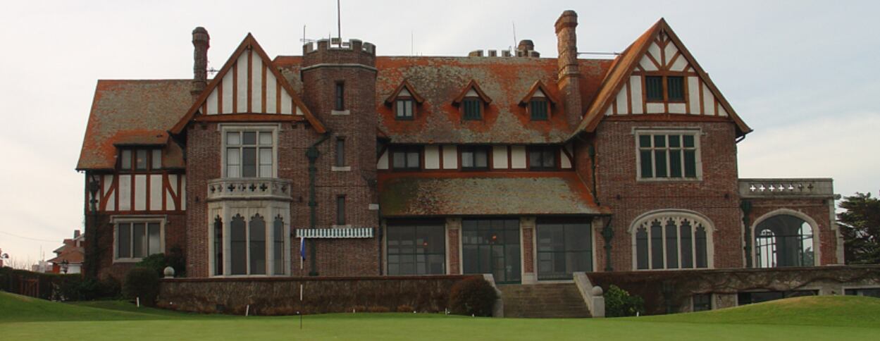 El edificio palaciego estilo Tudor, sede del Mar del Plata Golf Club, se inauguró en 1926 y fue diseñada por los arquitectos Héctor Calvo, Arnold Jacobs y Rafael Giménez
