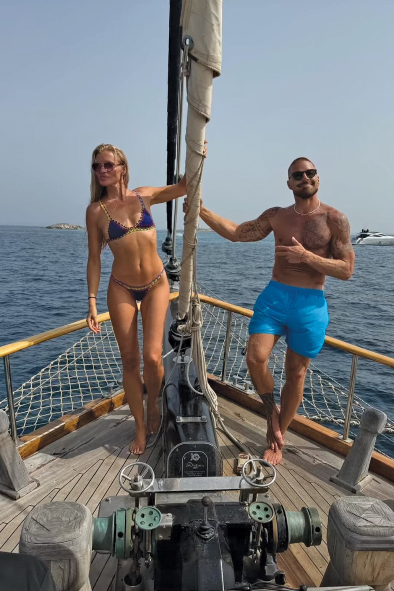 A bordo de El Beso, el velero de la emblemática Beso Beach que conecta Ibiza y Formentera y ofrece una experiencia de lujo para hasta doce pasajeros