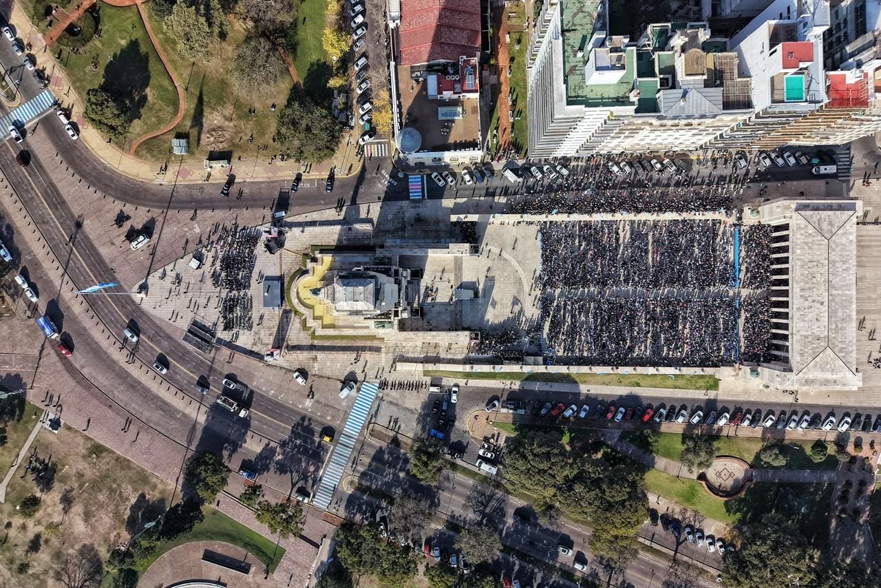 Este miércoles, alumnos de distintas escuelas de Santa Fe hicieron la promesa a la bandera en el Monumento; Pullaro anunció el fin de la remodelación