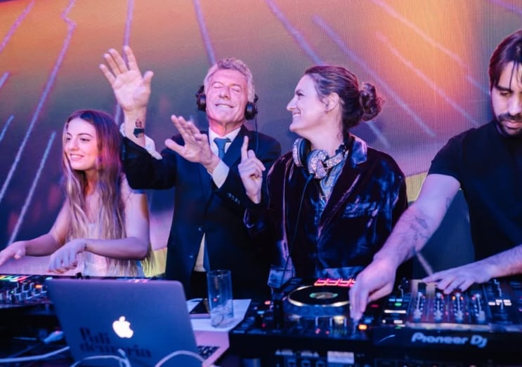 Mauricio Macri en la cabina del DJ en el festejo de los 15 años de su hija Antonia