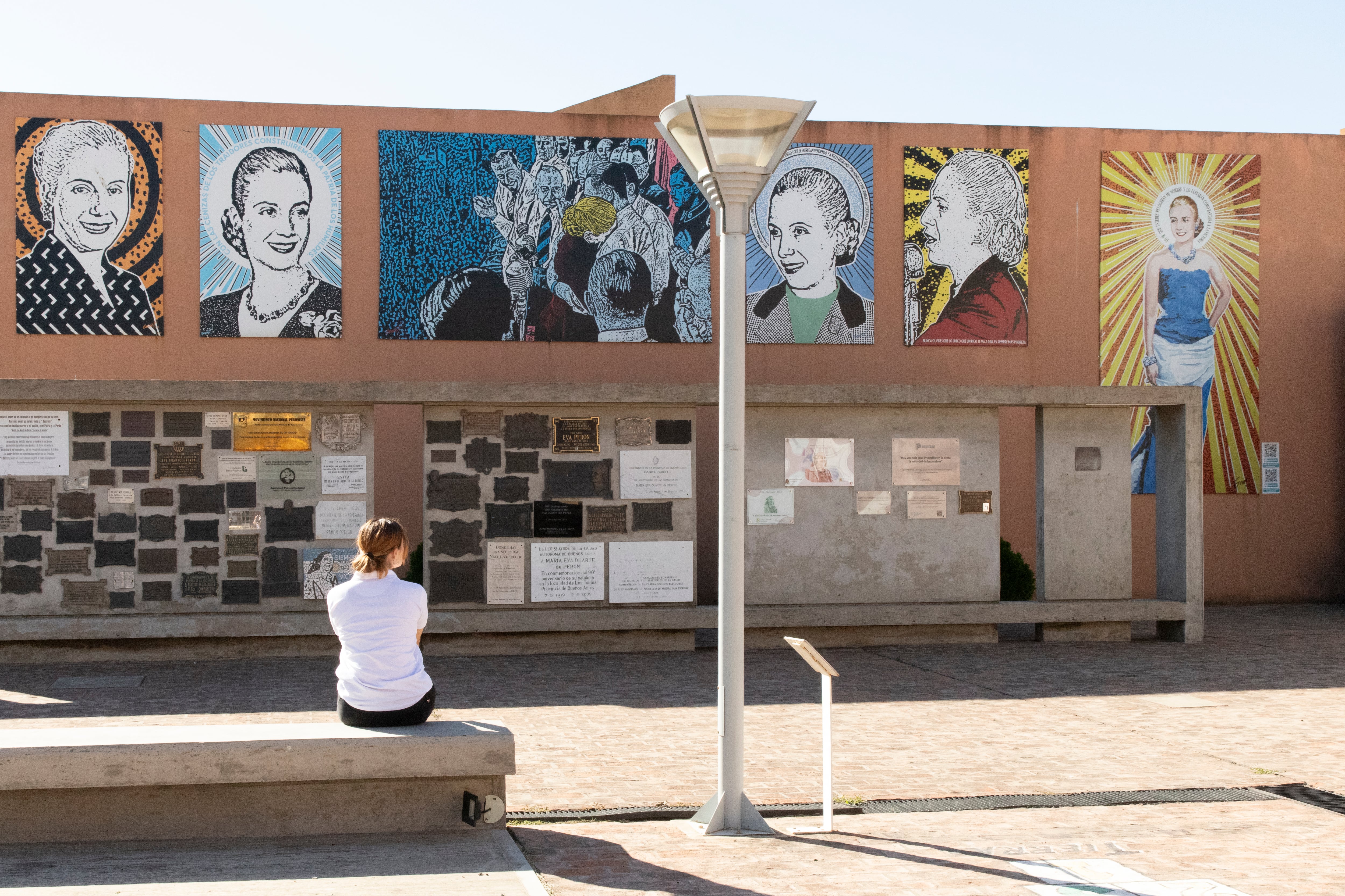 Murales y placas que reconocen el legado de la ex primera dama
