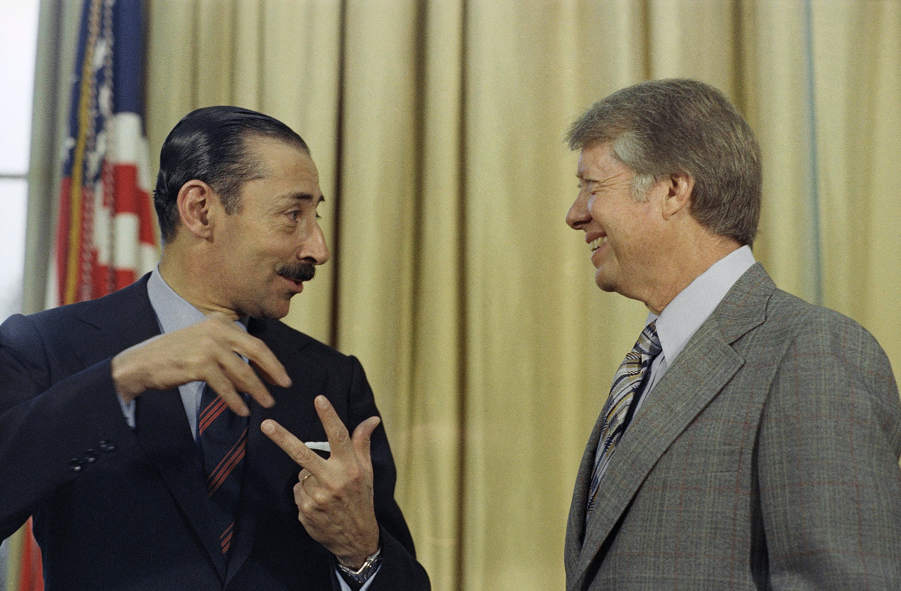 El presidente estadounidense Jimmy Carter conversa con Jorge R. Videla, en una reunión en la Casa Blanca, en Washington, el 9 de septiembre de 1977. (AP Foto/Bob Daugherty, archivo)