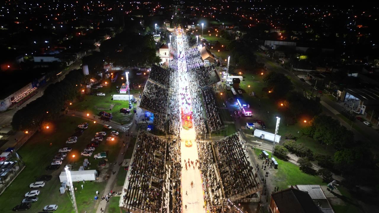 Cada comparsa del Carnaval de Gualeguaychú despliega más de 270 integrantes en escena, acompañados por cuatro carrozas monumentales, una batucada electrizante y una banda musical en vivo que interpreta creaciones originales
