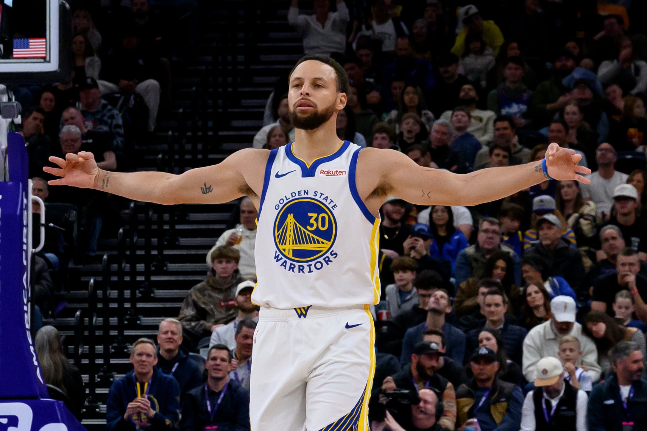 Stephen Curry, base de los Warriors de Golden State, festeja un triple.