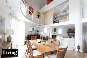 Visitamos el tríplex con cúpula de Cecilia James, que combina funcionalidad y hallazgos de todo el mundo